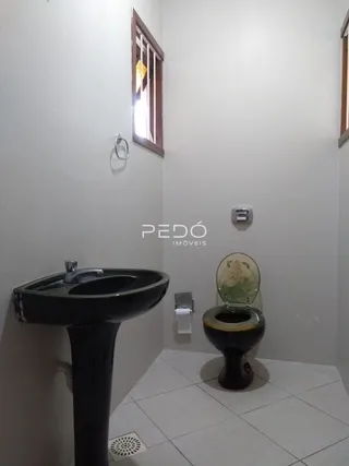 Foto de um banheiro interno com piso de cerâmica branca.
