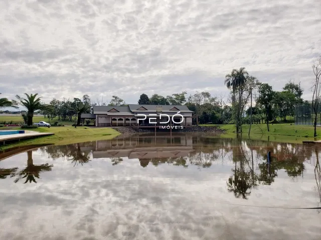 Vista externa de uma propriedade em Lajeado, Brasil, refletida na água.