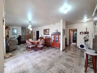 Sala de estar com piso de cerâmica e móveis de madeira.