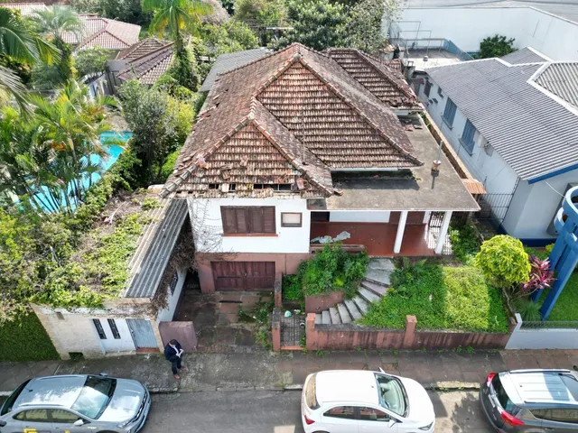 Fachada de uma residência em Lajeado com piscina e jardim.