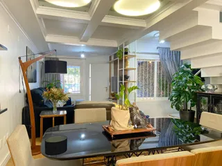 Sala de estar com mesa de vidro e decoração em ambiente interno.