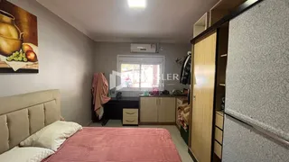 Quarto com cama e armário em um imóvel no Brasil.