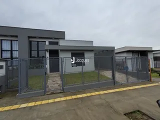 Fachada moderna de uma residência em Lajeado, Brasil, com portão de metal.