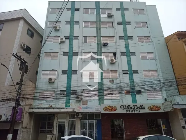 Fachada de um prédio residencial em Lajeado, Brasil, com múltiplas unidades de ar-condicionado.