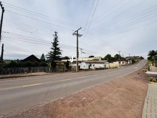 Vista da rua com casas e cerca em Lajeado, Brasil.