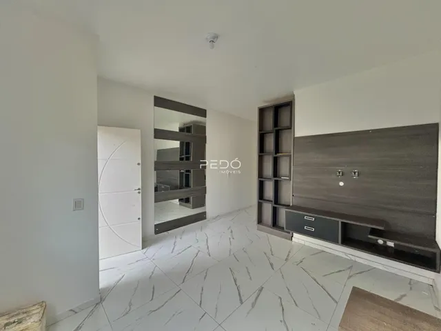 A área interna de uma sala com piso de mármore branco.