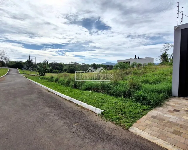 Vista da rua e gramado ao lado da propriedade em Lajeado.
