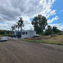 Vista externa de uma residência em Lajeado, Brasil, com vegetação ao fundo.