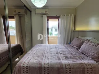 Quarto com cama e cortinas em um imóvel no Brasil.