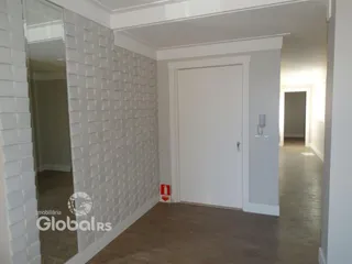 Hall de entrada com parede texturizada branca e porta em um ambiente residencial.