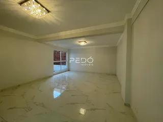 Sala de estar ampla com piso de mármore polido e teto decorado.