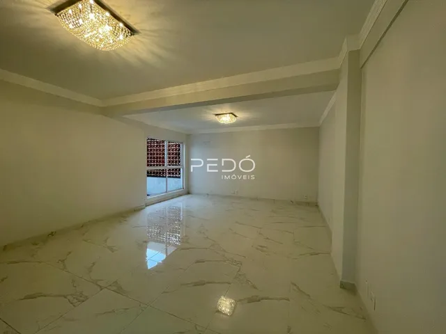 Sala de estar ampla com piso de mármore polido e teto decorado.