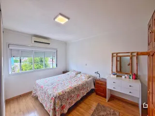 Quarto com cama e janela em um imóvel no Brasil.