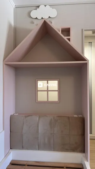 Foto de um nicho decorado com um banco em uma área comum de uma residência.