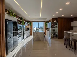 Cozinha moderna com piso de alto brilho e portas de vidro que dão para o exterior.