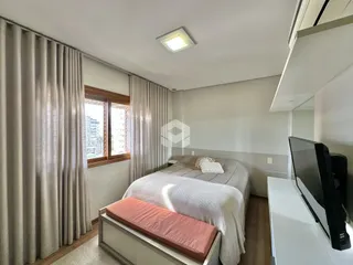 Quarto com janela e cortinas em um imóvel no Brasil.
