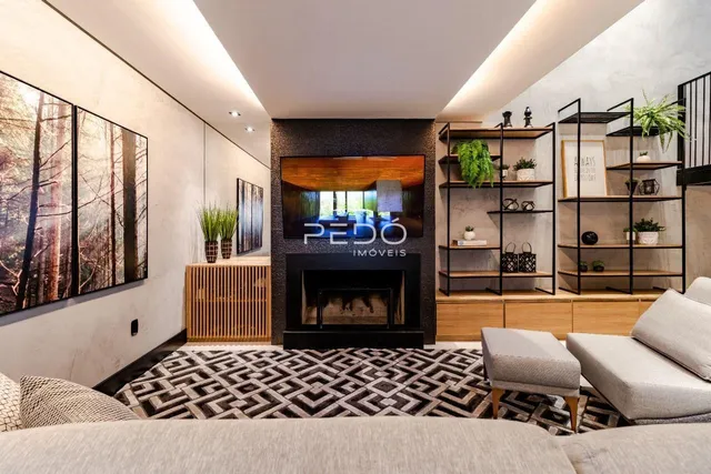 Sala de estar moderna com lareira e decoração de madeira.