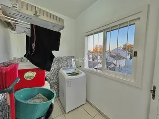 Quarto interno com janela e aparelho de ar condicionado.