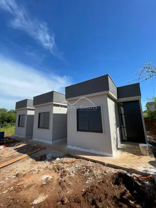 Fachada de uma casa em construção em Lajeado, Brasil, com terreno em terra.