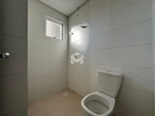 Hall de entrada com piso de cerâmica e azulejos brancos.