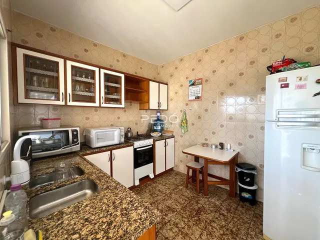 Foto de uma cozinha com armários de madeira e revestimento de parede.