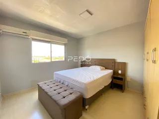 Foto de um quarto com cama e janela em um imóvel.