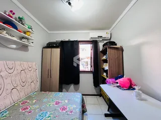 Quarto com armário e janela em ambiente residencial.