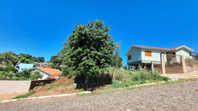 Uma foto da fachada de uma residência em Lajeado, Brasil, com vegetação ao redor.