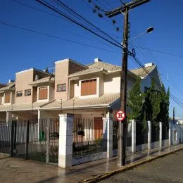 Fachada externa de um imóvel residencial em Lajeado, Brasil, com cerca e poste de energia visíveis.