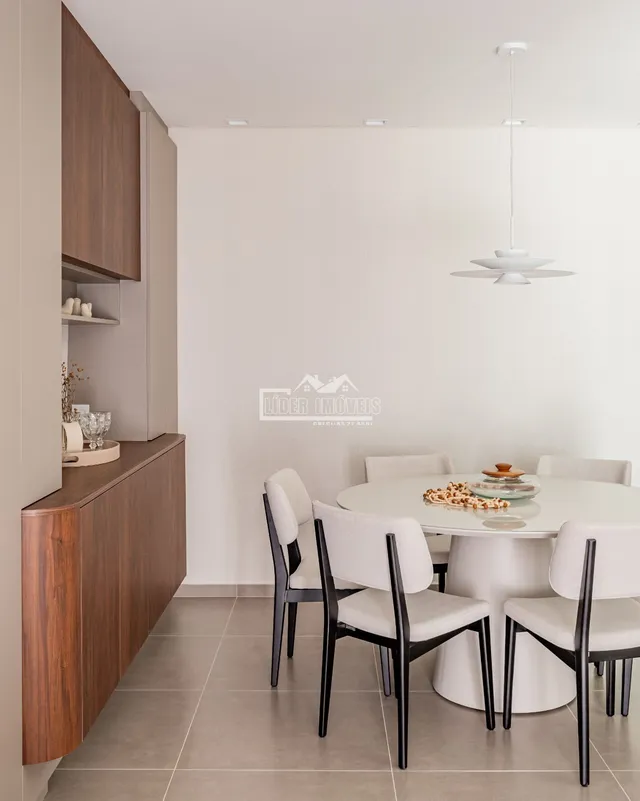 Foto de uma sala de jantar com mesa e cadeiras em um imóvel.