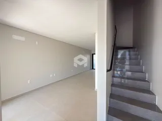 Vista de um corredor interno de uma residência.