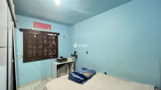 Quarto com cama e armário de madeira em sala.