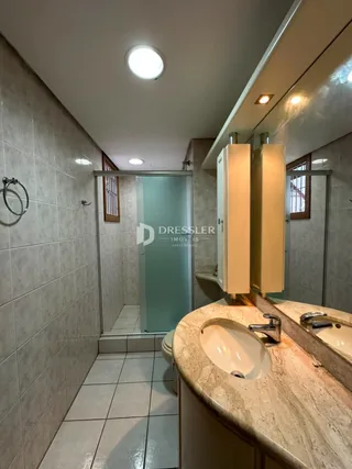 Hall de banheiro com bancada de mármore na Lajeado, Brasil.