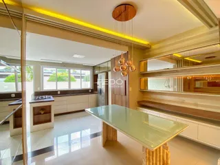 Sala de estar moderna com piso claro e móveis planejados em um imóvel no Brasil.