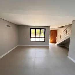 Foto de um ambiente interno com piso claro e paredes neutras.