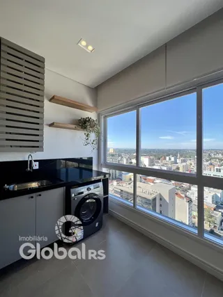 Cozinha moderna com grande janela oferecendo vista panorâmica da cidade.