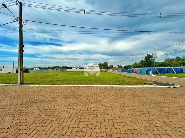 Vista externa de um terreno com paisagismo e cerca em Lajeado.