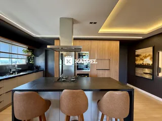 Foto de uma cozinha moderna com ilha central e armários de madeira.