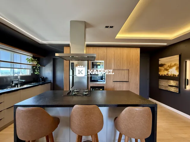 Foto de uma cozinha moderna com ilha central e armários de madeira.
