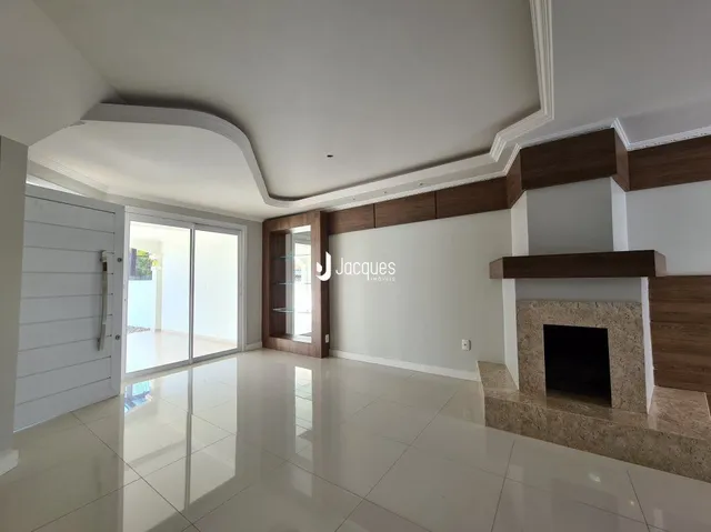 Interior de uma sala de estar com piso de cerâmica e detalhes em madeira.