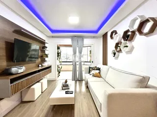 Sala de estar moderna com sofá e decoração em um apartamento no Brasil.
