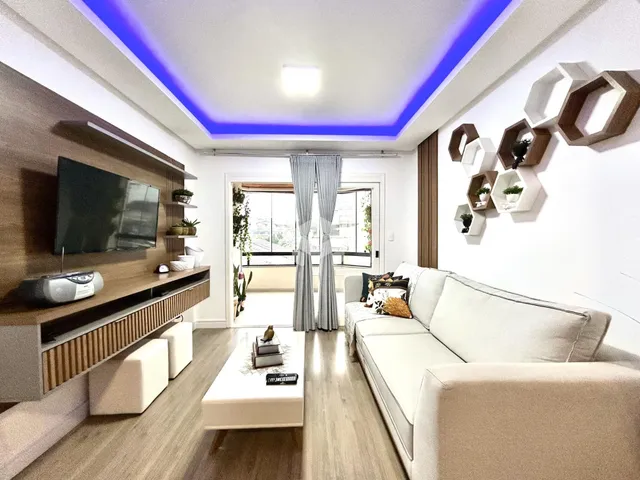 Sala de estar moderna com sofá e decoração em um apartamento no Brasil.