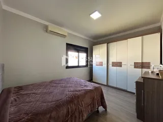 Quarto com cama e guarda-roupas em um apartamento.