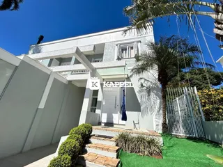 Fachada de uma residência moderna com jardim em Lajeado, Brasil.