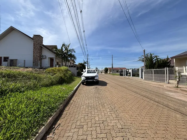 Fachada de uma residência em Lajeado, Brasil, vista pela rua.