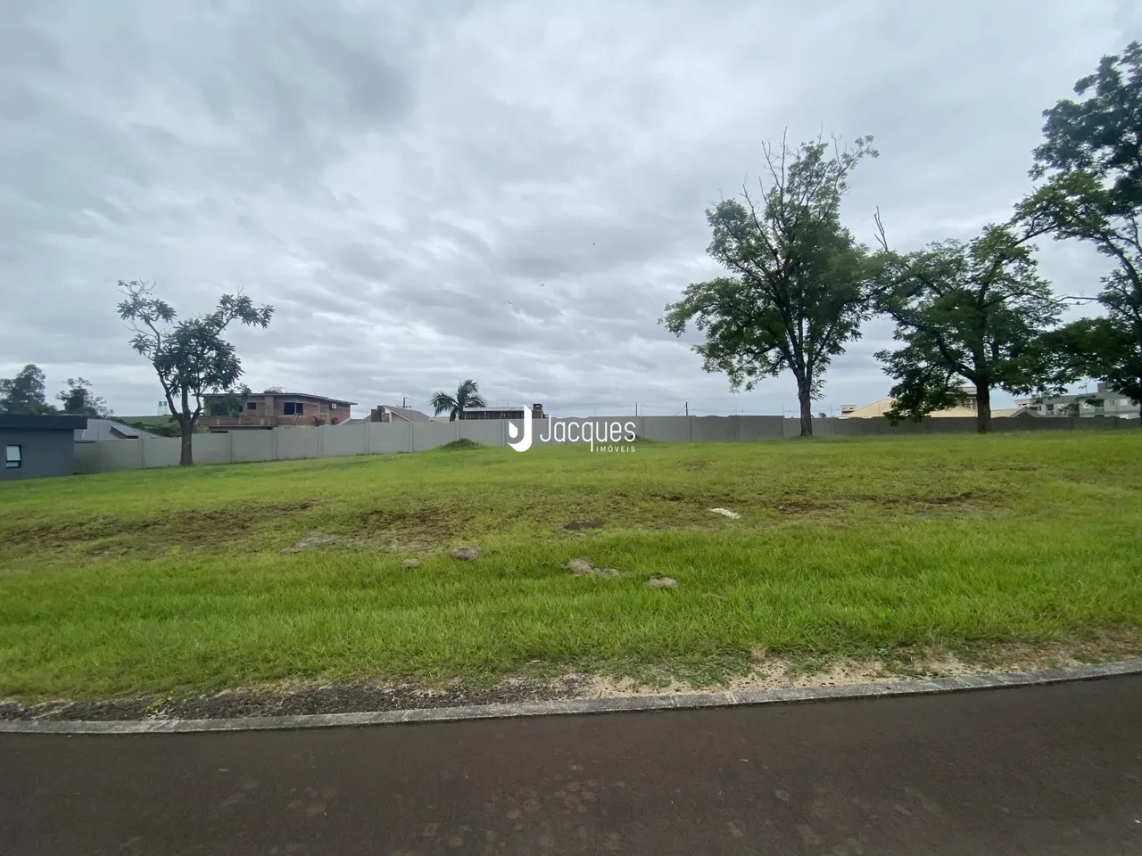 Vista externa de um terreno com gramado e árvores em Lajeado.