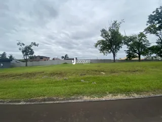 Vista externa de um terreno com gramado e árvores em Lajeado.