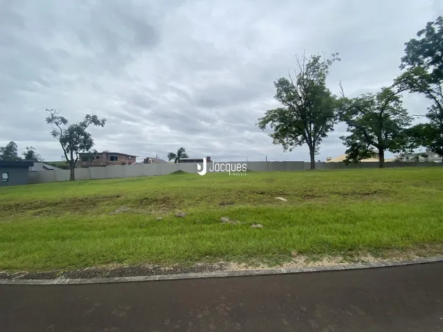 Vista externa de um terreno com gramado e árvores em Lajeado.