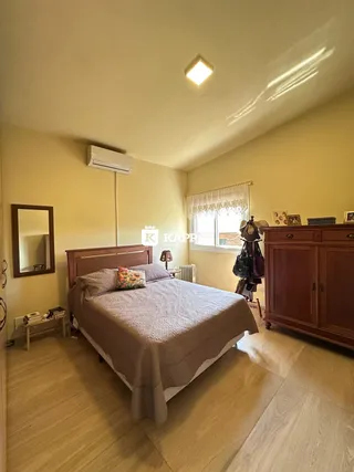 Quarto com cama e armário de madeira.