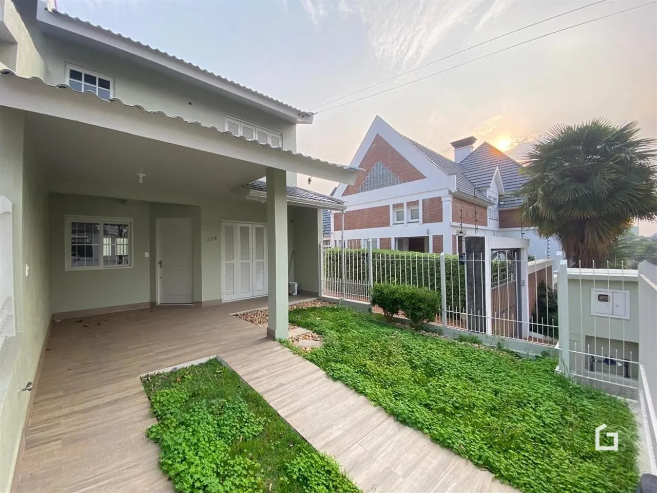 Fachada de uma residência em Lajeado, Brasil com deck e jardim.